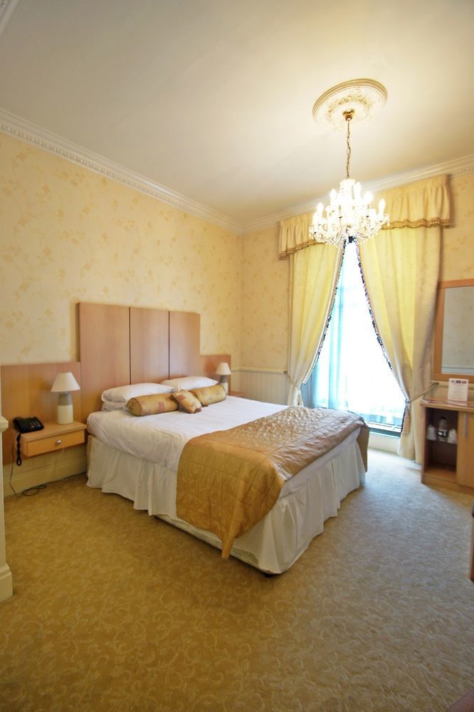 Grand St Leger Отель